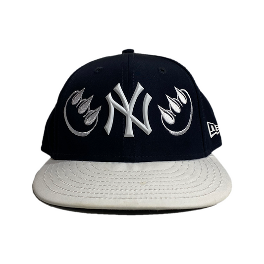 NAVY & WHITE EMBROIDERED YANKEES CLAW FITTED HAT