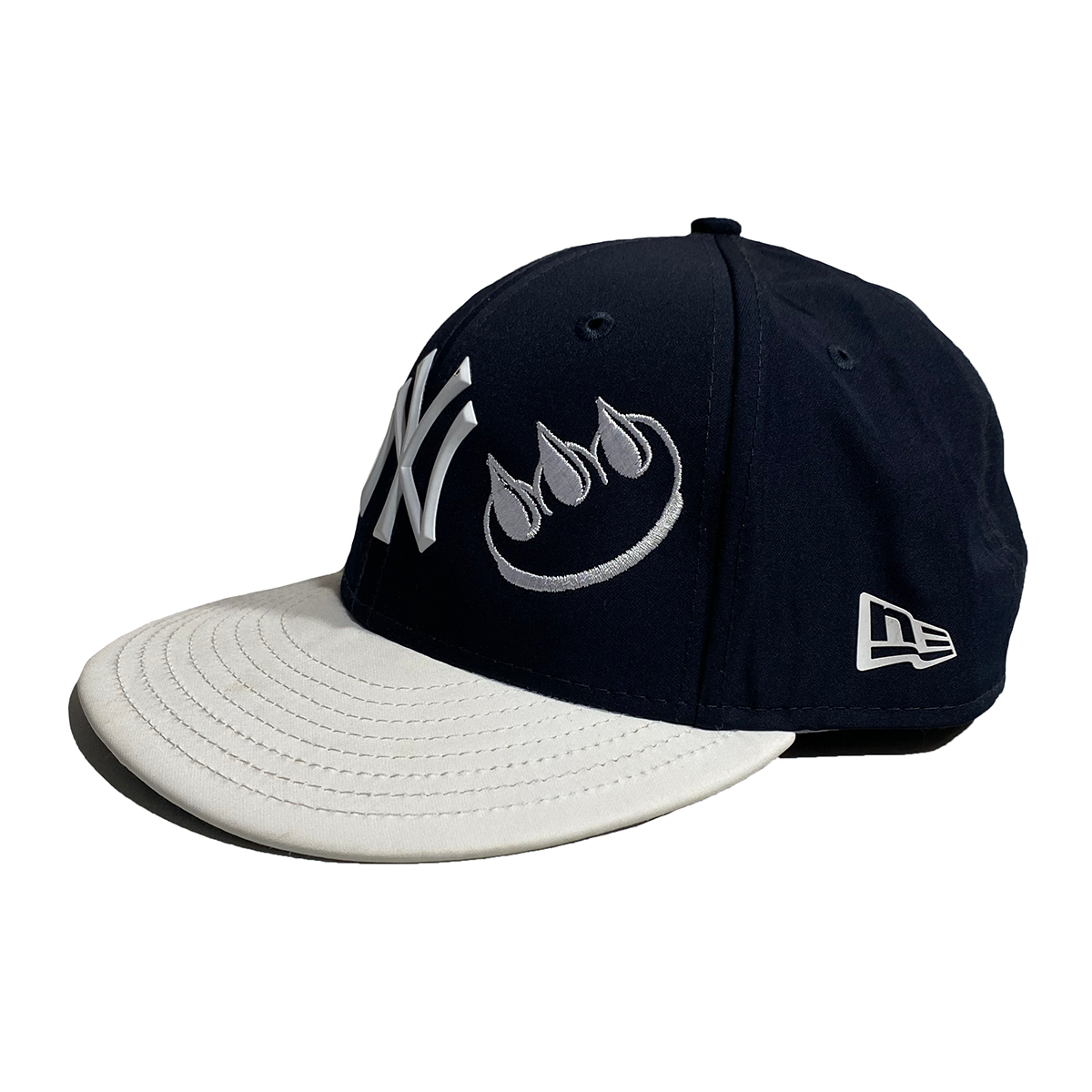 NAVY & WHITE EMBROIDERED YANKEES CLAW FITTED HAT